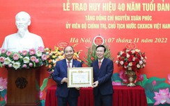 Trao Huy hiệu 40 năm tuổi Đảng tặng Chủ tịch nước Nguyễn Xuân Phúc