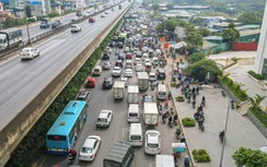 Rào chắn đường Nguyễn Xiển, cả nghìn phương tiện ùn tắc giữa giờ trưa