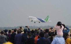 Máy bay chở khách nội địa đầu tiên của Trung Quốc trình diễn tại triển lãm