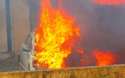 Ô tô bốc cháy dữ dội trong Sở Văn hoá và thể thao Hà Nội
