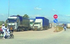 Xe container nối thùng tung hoành cửa khẩu