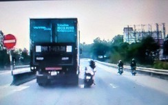 Video: Thót tim 2 cô gái đi xe máy đánh võng va quệt với xe tải