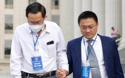 Cựu Thứ trưởng Cao Minh Quang chống gậy đến phiên xét xử