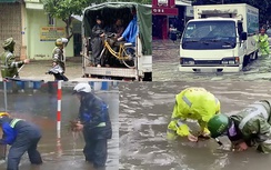 CSGT Nghệ An đội mưa, bì bõm dọn rác, đẩy xe giúp dân