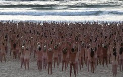 Dự án đặc biệt thu hút 2.500 người tham gia khỏa thân trên bãi biển