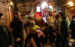 Tàu gặp sự cố giữa hầm, hơn 1.500 hành khách Hong Kong phải sơ tán