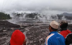 Cận cảnh núi lửa phun trào khiến Indonesia phải sơ tán 2.000 người