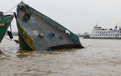 Di dời sà lan bị chìm khỏi luồng sông Cấm Hải Phòng