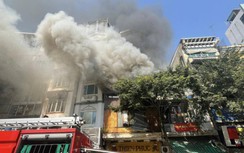 Cháy nhà trên phố cổ Hà Nội, 4 người kịp thời thoát nạn
