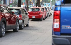 Cận cảnh những vỉa hè "oằn mình" cõng ô tô ở Hà Nội