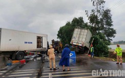 Hai xe tải tông trực diện, quốc lộ 1A qua Quảng Bình ùn tắc