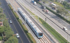 Người dân vui mừng khi thấy đoàn tàu Metro Số 1 chạy thử