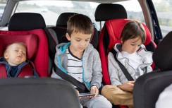 Cảnh báo nguy hiểm khi để trẻ nhỏ ngồi ở ghế phụ khi đi ô tô