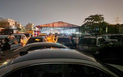 Xếp hàng xuyên đêm, ăn ngủ ngoài đường chờ đăng kiểm ô tô ở TP.HCM