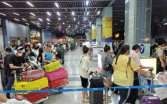 Giao thông tối 30/12: Tân Sơn Nhất đông nghẹt, khách xếp hàng chờ taxi