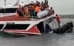 Video hiện trường vụ tàu du lịch chở 28 người lật úp giữa biển Bali