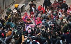 Ấn Độ phẫn nộ khi người phụ nữ bị kéo lê suốt 1 giờ sau va chạm giao thông