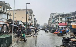 Công nhân đội mưa rét đua tiến độ chỉnh trang phố phường ở Huế kịp đón Tết