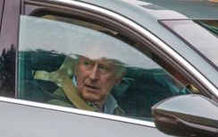 Nhà vua Anh 74 tuổi vẫn tự lái xe điện đi khắp nơi