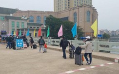 Cận cảnh công dân Trung Quốc qua cửa khẩu Móng Cái ngày đầu mở cửa trở lại