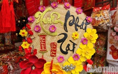 Thị trường đồ trang trí Tết ở TP.HCM: Mèo thần tài, đèn lồng nhuộm đỏ phố