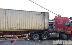 Xe container tông xe khách, 3 người nhập viện cấp cứu