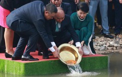 Chủ tịch nước Nguyễn Xuân Phúc thả cá chép tiễn "ông Công, ông Táo"