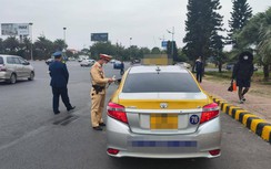 CSGT "mỏi tay" xử phạt ô tô vi phạm ở khu vực sân bay Nội Bài ngày cận Tết