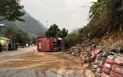 Xe khách đâm vách núi lật đè 3 xe máy, 2 người chết, 19 người bị thương