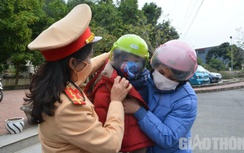 Tuyên Quang: CSGT giúp người dân về quê ăn Tết an toàn