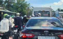 Kẹt xe nghiêm trọng trên đường vào chùa Quan Âm ở Sóc Trăng mùng 1 Tết