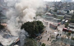 Kho xưởng tại Hà Nội cháy dữ dội suốt 2 tiếng, cột khói bốc cao nghi ngút