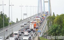 Container, ô tô chết máy, xe cộ ùn ứ trên cầu Mỹ Thuận ngày mùng 7 Tết