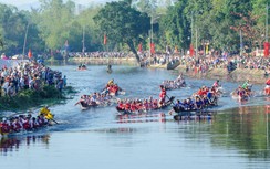 Hàng ngàn người reo hò ở giải đua trải trên sông Vực ngày đầu năm