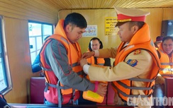 CSGT đường thủy Yên Bái hỗ trợ người dân du xuân đón Tết an toàn