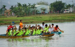 Người dân trên bờ khàn giọng hò reo cổ vũ giải đua ghe ở làng cổ Túy Loan