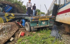 Đường sắt kiến nghị khẩn sau vụ tàu đâm va xe đầu kéo tại Thường Tín