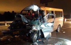 Video TNGT 2/2: Tài xế xe khách tử vong trên cabin sau cú tông đuôi xe tải
