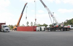 Lật xe container tại vòng xoay khu công nghiệp Mỹ Phước 3