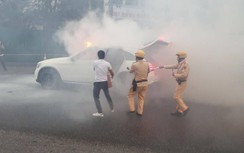 Ô tô Mercedes bốc cháy dữ dội trên đường Phạm Hùng, CSGT tích cực dập lửa