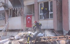 Đội cứu hộ phải nhảy khỏi cửa sổ khi dư chấn tiếp diễn tại Thổ Nhĩ Kỳ