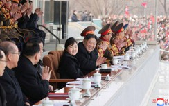 Lãnh đạo Triều Tiên Kim Jong-un đưa con gái đi xem bóng đá
