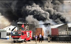 Hàng trăm cảnh sát tham gia dập lửa vụ cháy xưởng đế giày ở Hải Phòng