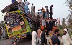 Xe chở người đi đám cưới gặp nạn tại Pakistan, 61 người thương vong