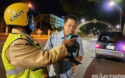 Cận cảnh CSGT xuyên đêm "bắt" lái xe vi phạm nồng độ cồn ở Đắk Lắk