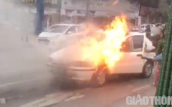 Video: Ô tô con bất ngờ bốc cháy dữ dội trên đường TP Vinh