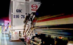 Video TNGT 4/3: Tài xế xe bồn mắc kẹt trong cabin sau khi tông đuôi xe tải