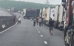 Cao tốc Đà Nẵng - Quảng Ngãi ùn ứ vì xe tải lật chắn ngang đường