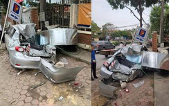 Cuộn thép hàng chục tấn rơi từ xe container đè bẹp ô tô con ở Hà Nội