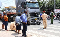 Người đàn ông lọt gầm xe đầu kéo sau va chạm giao thông ở Vĩnh Long